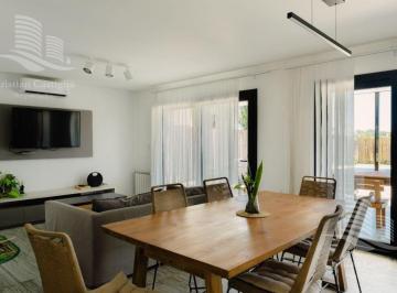 Casa · 180m² · 5 Ambientes · 2 Cocheras · Casa en Vila Marina I