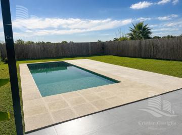 Casa · 180m² · 5 Ambientes · 2 Cocheras · Casa en Vila Marina I