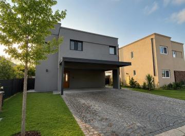Casa · 180m² · 5 Ambientes · 2 Cocheras · Casa en Vila Marina I