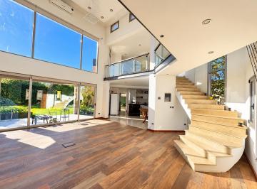 Casa · 300m² · 5 Ambientes · 6 Cocheras · Casa en Venta en Weston 5 Ambientes