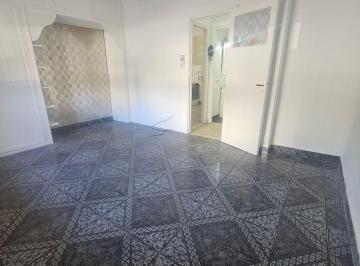 Departamento de 1 ambiente, Barracas · Depto Monoambiente, Exc Ubicación, Al Frente y Luminoso, con Patio.