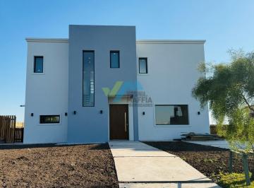 Casa · 160m² · 4 Ambientes · 2 Cocheras · Casa en Venta Ubicado en San Sebastián Área 1 Escobar, G. B. a. Zona Norte