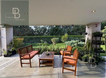 Casa · 166m² · 3 Ambientes · 2 Cocheras · Casa 3 Amb con Gran Jardín, Quincha y Jacuzzi Exterior en Arenas del Sur