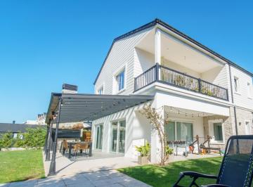 Casa · 185m² · 4 Ambientes · 2 Cocheras · Casa con Tres Dorm., Jardín con Vistas Abiertas y Piscina en Rumencó