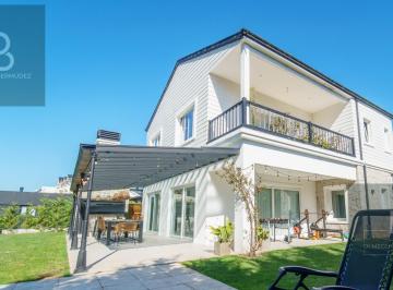 Casa · 185m² · 4 Ambientes · 2 Cocheras · Casa con Tres Dorm., Jardín con Vistas Abiertas y Piscina en Rumencó