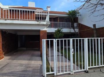 Casa · 262m² · 7 Ambientes · 1 Cochera · Se Vende Casa con Pileta
