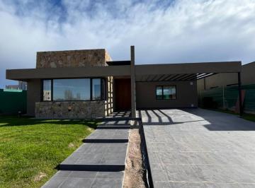 Casa · 199m² · 5 Ambientes · 2 Cocheras · Venta Casa Lujan de Cuyo