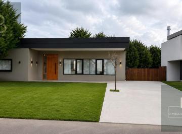 Casa · 167m² · 4 Ambientes · Casa con Tres Dorm., Jardín y Piscina en Rumencó Joven