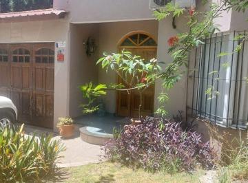 Casa · 211m² · 4 Ambientes · 1 Cochera · Venta Prop 4 Amb + Quincho Lote/prop Moreno Centro