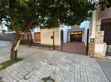 Casa · 203m² · 6 Ambientes · 1 Cochera · Casa en Venta 4 Dorm. Barrio Colon