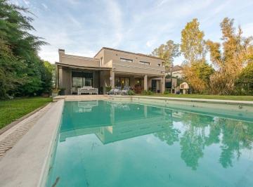 Casa · 300m² · 5 Ambientes · 1 Cochera · Casa Venta Campos de Alvarez Piscina Lote Central