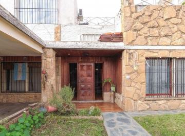 Casa · 120m² · 5 Ambientes · 1 Cochera · Casa 5 Ambientes con Jardín, Patio y Cochera.