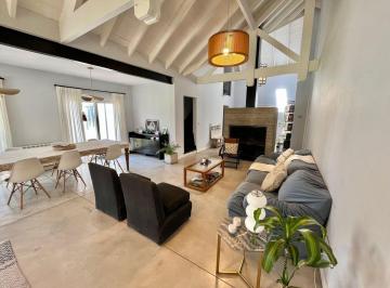 Casa · 238m² · 7 Ambientes · 2 Cocheras · Casa Venta 3 Dorm. Lote Central en El Carmel