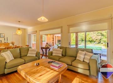 Casa · 240m² · 5 Ambientes · 1 Cochera · Casa en Venta en City Bell