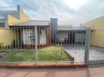 Casa · 115m² · 4 Ambientes · 2 Cocheras · Venta Casa 4 Amb. Berazategui C/parque y Pileta.