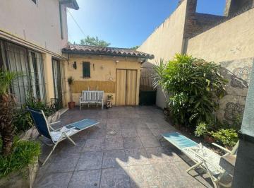 Casa · 83m² · 3 Ambientes · 1 Cochera · Chalet Clasico Excelente Ubicacion en Ballester