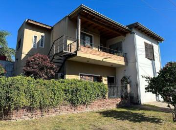 Casa · 106m² · 5 Ambientes · 1 Cochera · Casa 5 Ambientes en Venta Luis Guillon con Pileta
