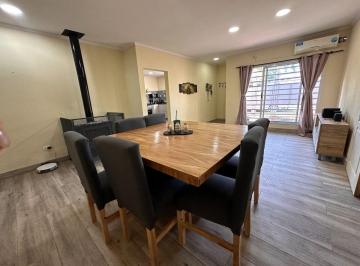 Casa · 180m² · 5 Ambientes · 1 Cochera · Casa en Venta F. Varela 5 Ambientes Apta Credito