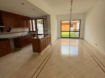 Casa · 140m² · 4 Ambientes · 2 Cocheras · Casa Dúplex 4 Ambts /jardín/doble Cochera/permuta