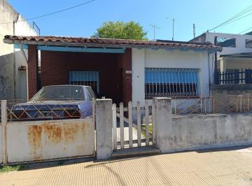 Casa · 94m² · 3 Ambientes · Venta Casa 3 Amb con Parque en Caseros