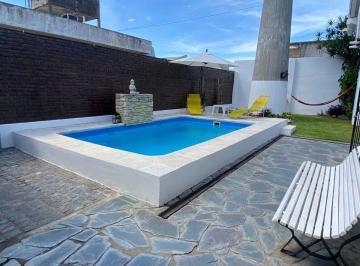 Casa · 100m² · 4 Ambientes · 3 Cocheras · Venta Casa 5 Ambientes Isidro Casanova Pileta Clim