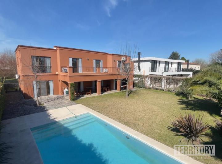 Casa · 263m² · 6 Ambientes · 2 Cocheras