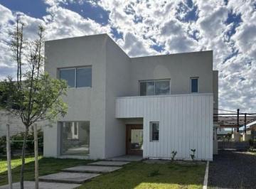 Casa · 185m² · 4 Ambientes · Casa en Venta en El Barrio Carpinchos, Nordelta, Tigre
