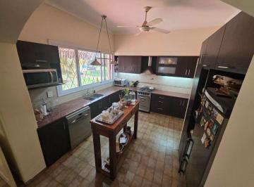 Casa · 470m² · 6 Ambientes · 3 Cocheras · Chalet 6 Amb Lote de 1600 m 470 m Cub Pileta