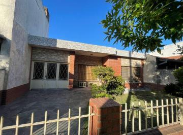 Casa · 176m² · 3 Ambientes · 1 Cochera · Venta 3 Ambientes C/pileta - Apta Credito - Permuta