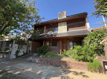 Casa · 319m² · 6 Ambientes · 1 Cochera · Casa en Beccar a Reciclar