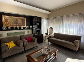 Casa de 4 ambientes, Morón · Casa 4 Ambientes, Apta Crédito con Jardín y Galería