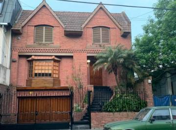Casa · 450m² · 4 Dormitorios · 4 Cocheras · Excelente Casa con Jardín y Pileta. Alquiler o Venta. Cocheras