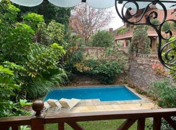 Casa · 450m² · 4 Dormitorios · 4 Cocheras · Excelente Casa con Jardín y Pileta. Alquiler o Venta. Cocheras