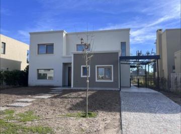 Casa · 180m² · 5 Ambientes · 4 Cocheras · Casa Moderna de 5 Amb Barrio Santa Ana con Galería, Parrilla y Gran Jardín con Piscina