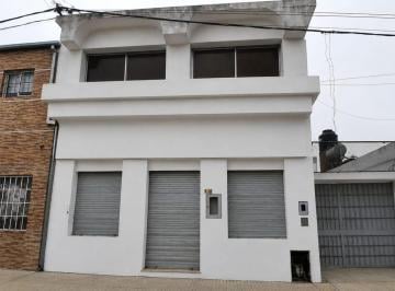 Casa · 330m² · 5 Ambientes · 1 Cochera · Casa de 4 Dorm. Más Local Comercial en Venta