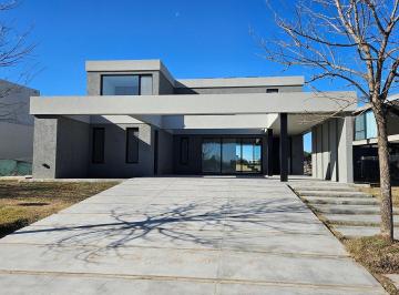 Casa · 240m² · 4 Ambientes · Casa en Venta en El Cantón, Escobar, G. B. a. Zona Norte