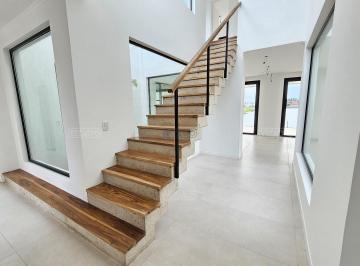Casa · 223m² · 5 Ambientes · Casa en Venta en Santa Ana, Villanueva, Tigre