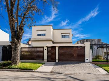 Casa · 155m² · 5 Ambientes · 1 Cochera · En Venta - Casa Al Frente 3 Dorm. con Jardin y Piscina - Alberdi, Rosario.