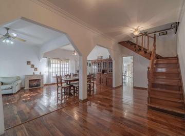 Casa · 278m² · 6 Ambientes · 1 Cochera · Venta Casa 5 Ambientes con Quincho Santos Lugare
