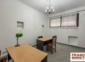 Oficina comercial · 123m² · 4 Ambientes · Bajó de Valor! Amplio Semipiso de 5 Ambientes con 2 Patios en El Corazón de San Cristóbal
