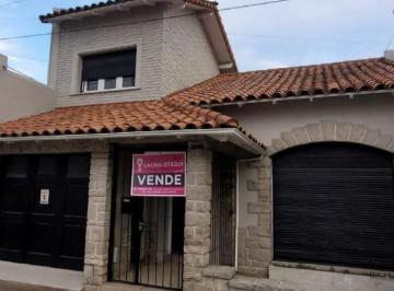 Casa · 230m² · 6 Ambientes · 1 Cochera · Venta Casa 5 Dorm., 3 Baños.