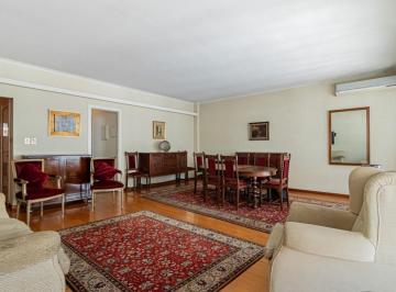 Living amplio apaisado con ventanales al frente · Venta 7° Piso - 4 Ambientes con Doble Balcón Corredizo - Muy Luminoso