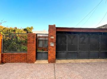 Casa · 174m² · 9 Ambientes · 1 Cochera · Casa Familiar Amplia y Funcional
