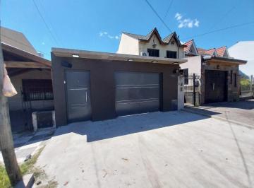 Casa · 130m² · 4 Ambientes · 1 Cochera · A Estrenar con Amplio Fondo y Quincho