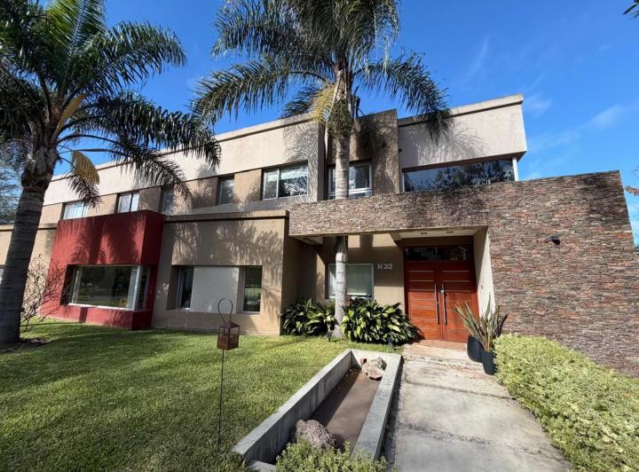 Casa · 330m² · 4 Ambientes · 2 Cocheras