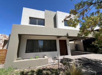 Casa · 220m² · 6 Ambientes · 2 Cocheras · Casa en Venta en Barrio Alto Los Andes, Villanueva / Rodeo de La Cruz, Guaymallén.