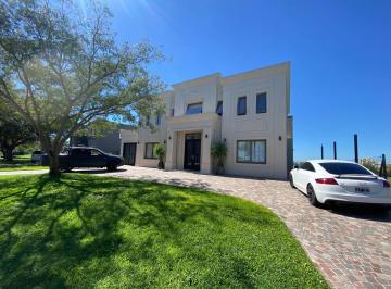 Casa · 340m² · 6 Ambientes · 1 Cochera · Impecable Casa en Venta a Laguna Principal