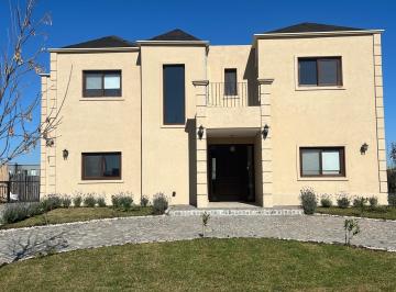 Casa · 374m² · 7 Ambientes · 6 Cocheras · Hermosa Casa a Laguna en Venta