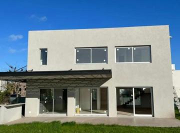 Casa · 178m² · 5 Ambientes · 4 Cocheras · Casa en Venta El Canton Islas