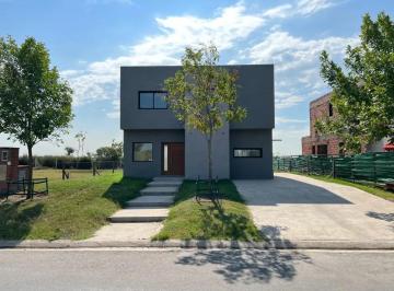 Casa · 138m² · 4 Ambientes · 4 Cocheras · Casa en Venta Puertos del Lago Araucarias